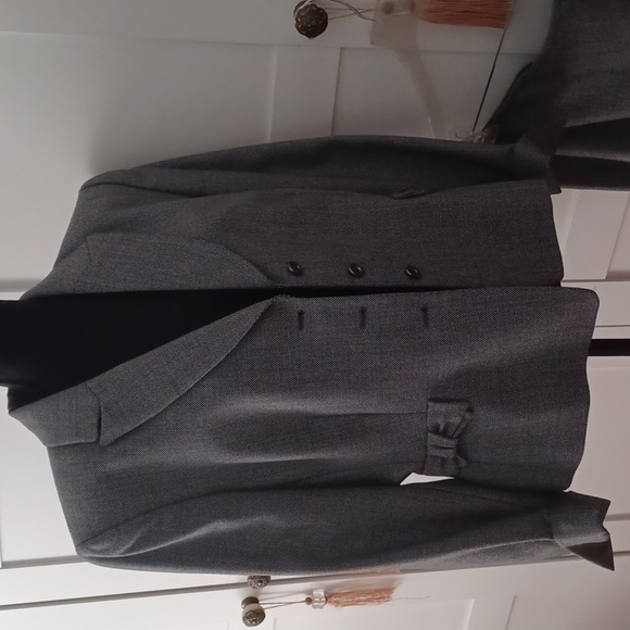 Tahari skirt suit - Picture 3 of 8